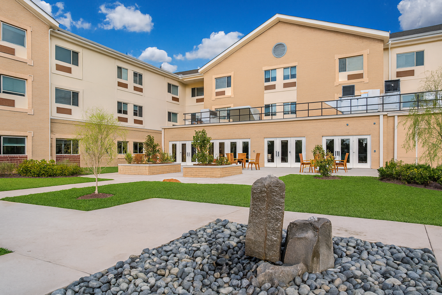 The Pines at Bellaire Courtyard Image